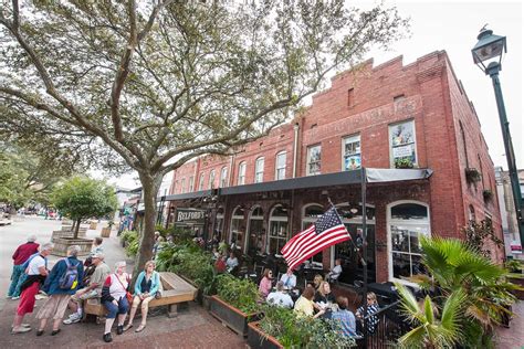 restaurants downtown savannah for dinner.